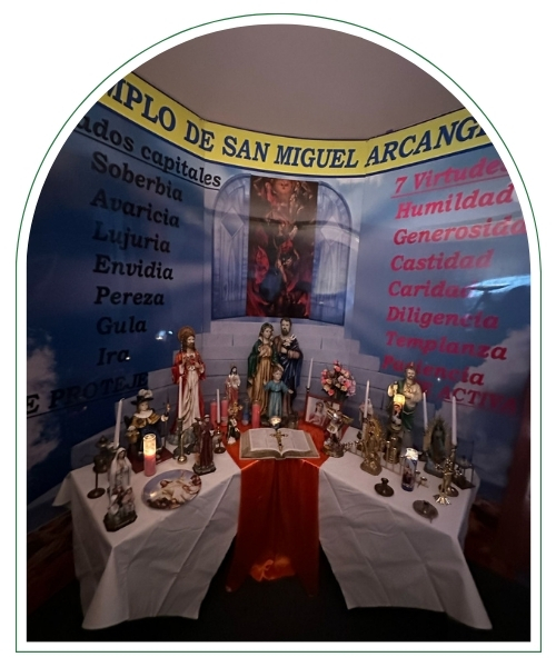 altar_con_biblia_santos_y_arcangeles_templo_de_san_miguel_arcangel